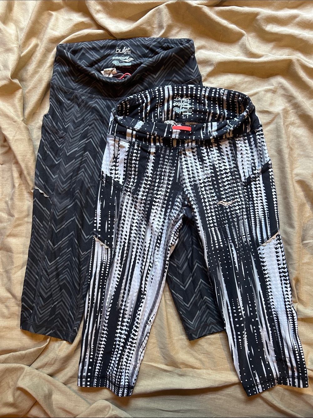 Saucony Black & White Patterned Women’s Capri Leggings Set
